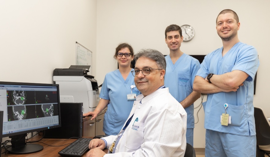 Д-р Николай Недев с екипа си в АСС Младост